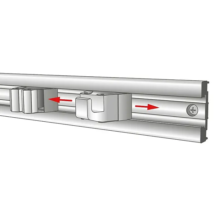 Wagner System Wandhaken klein EH 2048 - 2 Stk., L x H: 5,2 x 3,7 cm - Eine Nahaufnahme einer Gardinenschiene mit verschiebbaren Halterungen, die durch rote Pfeile hervorgehoben werden.