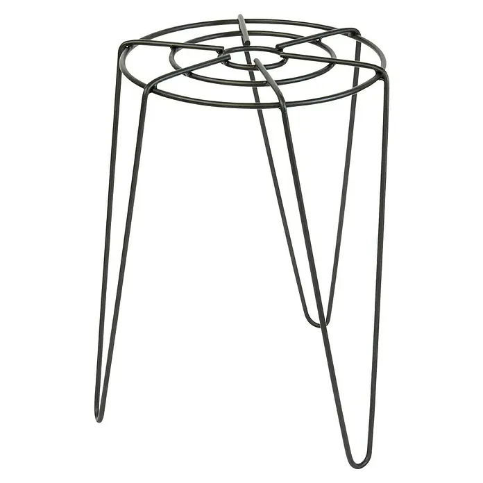 Wagner System GreenFamily Blumenständer - Ø x H: 26 x 40 cm, Stahl, Schwarz - Aufnahme eines grauen, eisernen Pflanzenständer mit drei Beinen. Das Produkt präsentiert ein elegantes Design mit Fokus auf Funktionalität.