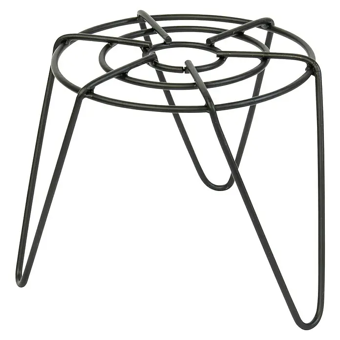 Wagner System GreenFamily Blumenständer - Ø x H: 30 x 20 cm, Stahl, Schwarz - Nahaufnahme eines dreibeinigen, schwarzen Topfständers aus Metall, ideal für die Präsentation von Zimmerpflanzen im Innenbereich.