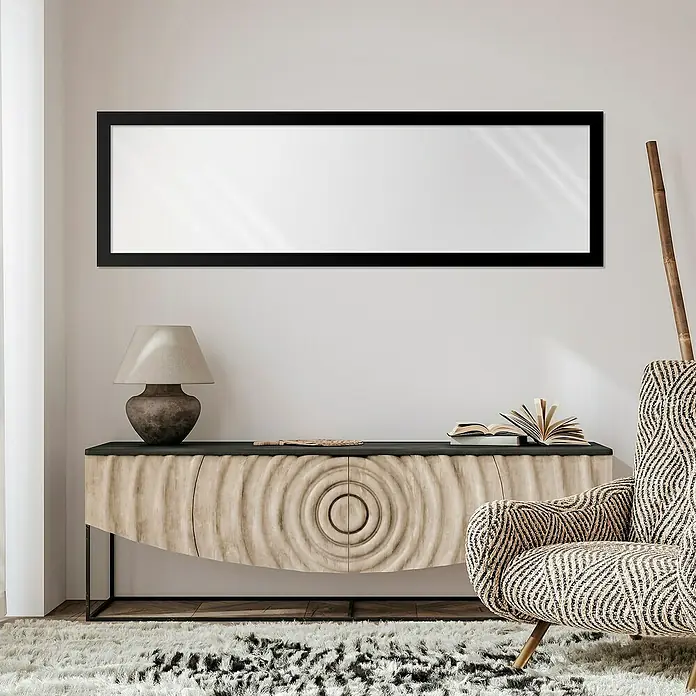 Espejo de pared Lincoln - 45 x 147 cm, Negro - Espejo de pared largo y rectangular con un marco negro ancho, colgado sobre un aparador decorado.
