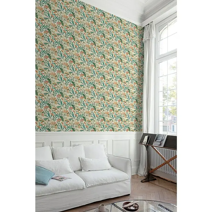 Papel pintado Botánico - Verde/Beige, 10 x 0,53 m - Primer plano de un mural de papel pintado de vinilo con motivos florales en una sala de estar, que añade un toque de color y textura a la habitación.