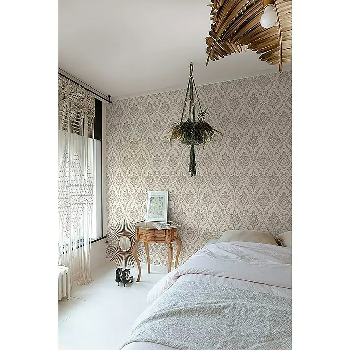 Papel pintado Damasco - Beige/Gris, 10 x 0,53 m - Un dormitorio con una cama, una mesa auxiliar y una planta colgante, creando un ambiente acogedor y decorativo.