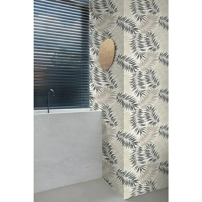 Papel pintado Hojas palmera - Blanco/Negro, 10 x 0,53 m - Elegante baño con bañera de mármol y papel pintado de hojas de palma con estilo, complementado con un espejo redondo y persianas para la privacidad.