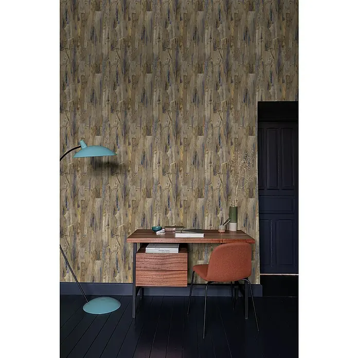 Papel pintado Rústico - Marrón, 10 x 0,53 m - Espacio de trabajo moderno con papel pintado de aspecto de madera, escritorio y silla naranja. La lámpara de arco azul proporciona luz ambiental.