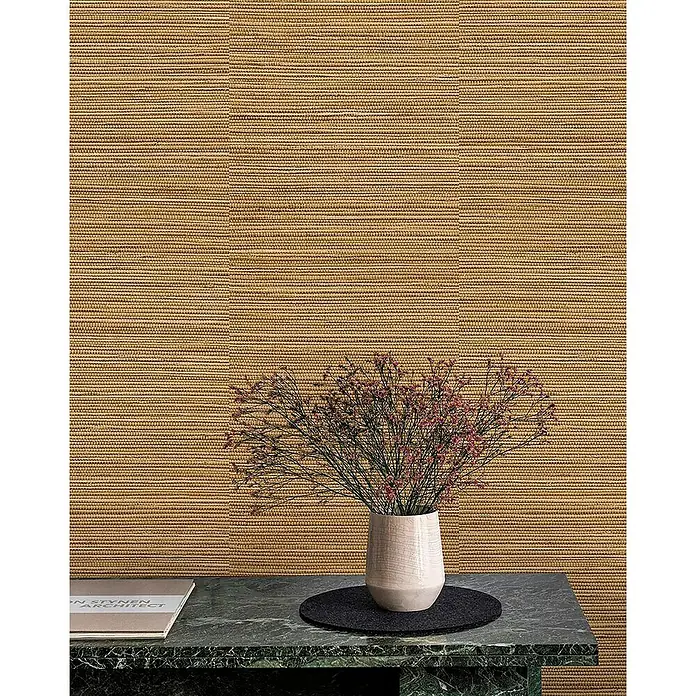 Papel pintado Texturado japonés - Marrón, 10 x 0,53 m - Primer plano de un jarrón con delicadas flores rosas sobre una mesa de mármol con un fondo marrón texturizado.