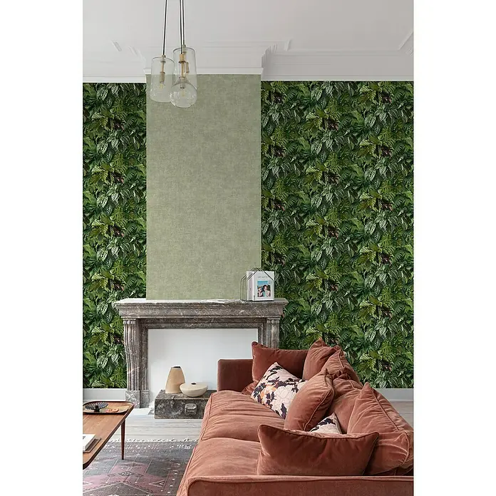 Papel pintado Liso texturado - Verde, 10 x 0,53 m - Sala de estar con papel pintado verde selva y un sofá rosa para un ambiente acogedor.