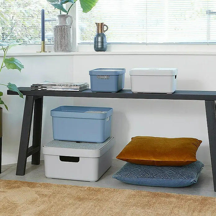 Sunware Aufbewahrungsbox Sigma Home - L x B x H: 25,2 x 17,5 x 12,2 cm, Kunststoff, Weiß - Eine Nahaufnahme von verschiedenfarbigen SAMLA Boxen, die gestapelt und auf einem Regal und Boden angeordnet sind. Sie bieten eine praktische Aufbewahrungslösung.