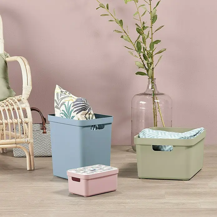 Sunware Sigma home Aufbewahrungsbox - L x B x H: 25,2 x 17,5 x 12,2 cm, Kunststoff, Rosa - Eine Nahaufnahme von verschiedenfarbigen Aufbewahrungsboxen aus Kunststoff, die auf einem Holzboden stehen.