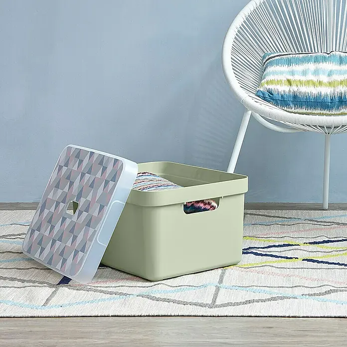 Sunware Aufbewahrungsbox Sigma Home - L x B x H: 44,5 x 34,5 x 24,3 cm, Kunststoff, Hellgrün - Helle grüne Aufbewahrungsbox mit gemustertem Deckel auf einem bunten Teppich, daneben ein weißer Stuhl mit Kissen.