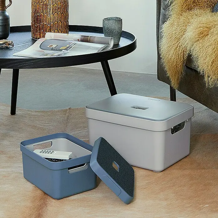 Sunware Aufbewahrungsbox Sigma Home - L x B x H: 35 x 24,6 x 18,3 cm, Kunststoff, Hellgrau - Bild von zwei stilvollen Aufbewahrungsboxen mit Deckel in Grau und Blau auf einem gemusterten Teppich.