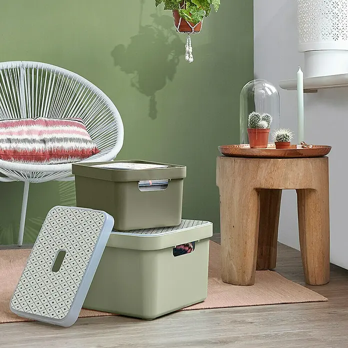 Sunware Aufbewahrungsbox Sigma Home - L x B x H: 35 x 24,6 x 18,3 cm, Kunststoff, Dunkelgrün - Zwei grüne Aufbewahrungsboxen unterschiedlicher Größe und ein dekorativer Deckel mit Muster sind auf einem Teppich gestapelt.