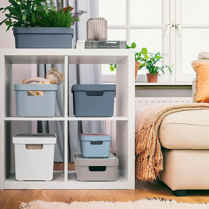 Sunware Aufbewahrungsbox Sigma Home - L x B x H: 35 x 24,6 x 24,3 cm, Kunststoff, Weiß - Aufbewahrungsboxen aus Kunststoff in verschiedenen Größen und Farben in einem weißen Regal mit sechs Fächern.