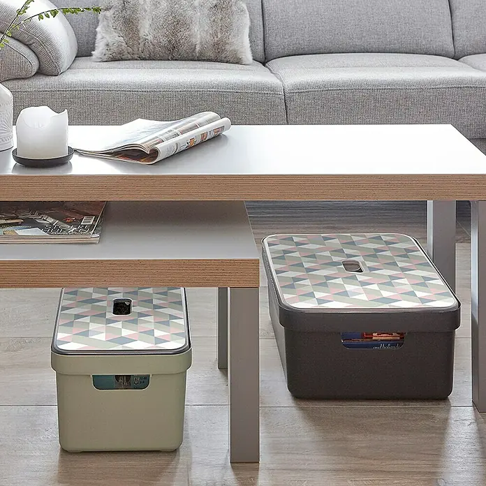 Sunware Aufbewahrungsbox Sigma Home - L x B x H: 44,5 x 34,5 x 18,3 cm, Kunststoff, Anthrazit - Zwei Aufbewahrungsboxen mit geometrischem Muster unter einem modernen Tisch. Die Boxen bieten praktischen Stauraum im Wohnbereich.