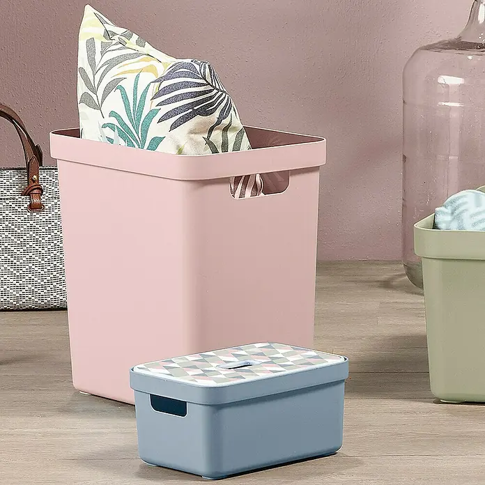 Sunware Sigma home Aufbewahrungsbox - L x B x H: 35 x 24,6 x 36,3 cm, Kunststoff, Rosa - Auf dem Bild sind verschiedenfarbige Aufbewahrungsboxen zu sehen, darunter ein rosa Behälter, eine blaue Box mit Deckel und ein grüner Behälter.