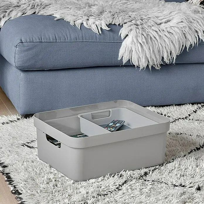 Sunware Aufbewahrungsbox Sigma Home - L x B x H: 44,5 x 34,5 x 18,3 cm, Kunststoff, Hellgrau - Graue Aufbewahrungsbox mit Fächern und Fernbedienung darauf, ideal für Wohnzimmerordnung und stilvolle Aufbewahrungslösungen.