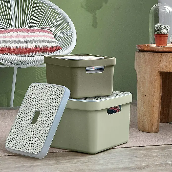 Sunware Aufbewahrungsbox Sigma Home - L x B x H: 44,5 x 34,5 x 24,3 cm, Kunststoff, Hellgrün - Zwei grüne Aufbewahrungsboxen mit Deckel, gestapelt auf einem Teppich. Eine offene Box zeigt ihr gemustertes Innenleben.