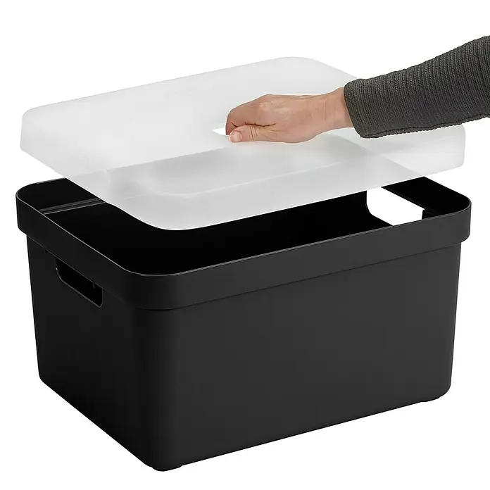 Sunware Aufbewahrungsbox Sigma Home - L x B x H: 44,5 x 34,5 x 24,3 cm, Kunststoff, Schwarz - Schwarze Aufbewahrungsbox mit durchsichtigem Deckel, der von einer Hand gehalten wird, ideal zum Verstauen verschiedener Gegenstände im Haushalt.