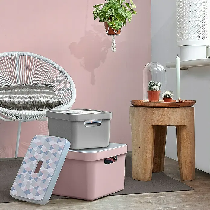 Sunware Aufbewahrungsbox Sigma Home - L x B x H: 44,5 x 34,5 x 24,3 cm, Kunststoff, Rosa - Aufbewahrungsboxen in Grau und Rosa gestapelt mit geometrischem Deckel, die stilvolle Aufbewahrungslösungen bieten.
