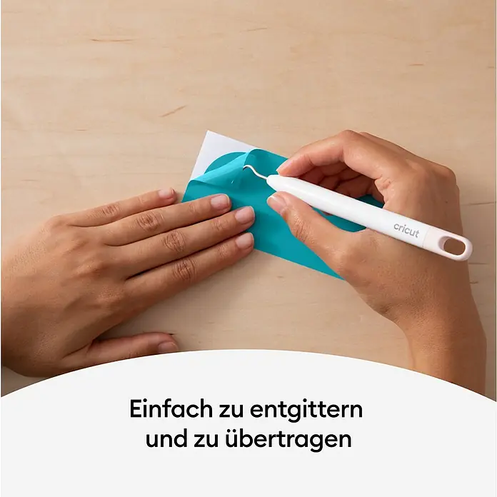Cricut Vinylfolie Color Change Hot Permanent - 1 Stk., Türkis/Hellblau, 30 x 60 cm - Nahaufnahme einer Hand, die mit einem Cricut Werkzeug blaue Folie von einem weißen Untergrund entfernt.
