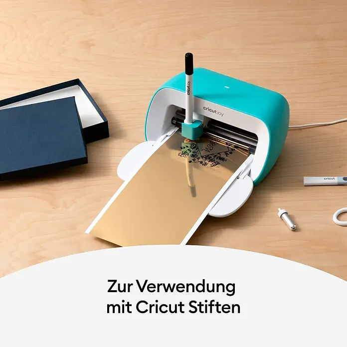 Cricut Joy Vinylfolie Smart Label Writeable - 4 Stk., Gold, 14 x 33 cm - Cricut Joy Schneideplotter in Aktion mit Stift zum Verzieren von Papier. Praktisch und vielseitig für kreative Projekte.