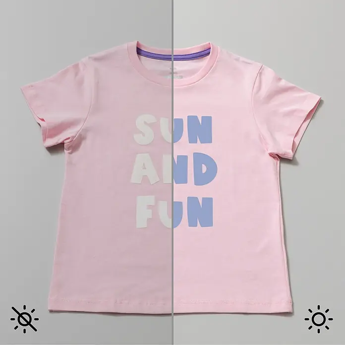 Cricut Aufbügelfolie Iron-On UV Color Change - Pastell Blau, L x B: 48 x 30 cm, Passend für: Cricut Explore™ und Cricut Maker™ - Dieses Foto zeigt ein entzückendes, farbwechselndes T-Shirt für Kinder, das mit den Worten "Sun and Fun" in lebendigen Farben bedruckt ist.
