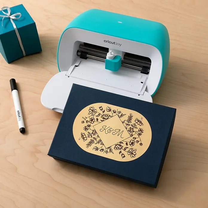 Cricut Joy Vinylfolie Smart Label Writeable - 4 Stk., Gold, 14 x 33 cm - Cricut Joy Bastelmaschine mit Stift und Geschenkboxen. Perfekt zum Erstellen personalisierter Geschenke und Dekorationsartikel mit Präzision.