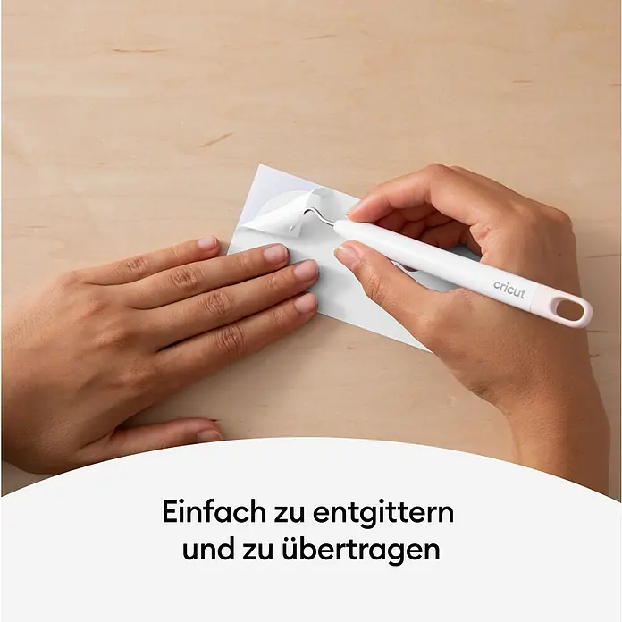 Cricut Aufbügelfolie Iron-On UV Color Change - Pastell Blau, L x B: 48 x 30 cm, Passend für: Cricut Explore™ und Cricut Maker™ - Nahaufnahme des Cricut Werkzeugs zum Entgittern, verwendet von einer Person, um überschüssiges Vinyl von einem Blatt zu entfernen.