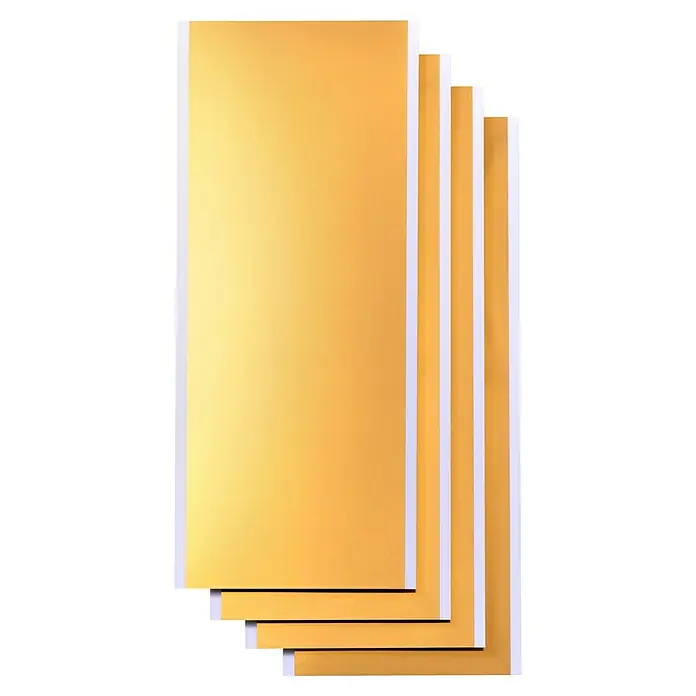 Cricut Joy Vinylfolie Smart Label Writeable - 4 Stk., Gold, 14 x 33 cm - Eine Nahaufnahme von goldenen Papieren. Die Blätter sind sauber gestapelt und haben einen weißen Rand.