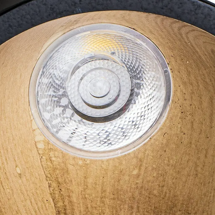 Alverlamp Downlight LED empotrable - 12 W, Diámetro: 9,3 cm, Blanco neutro, Negro - Primer plano de una luz LED en una carcasa de madera, que proporciona una iluminación brillante y eficiente para espacios interiores.