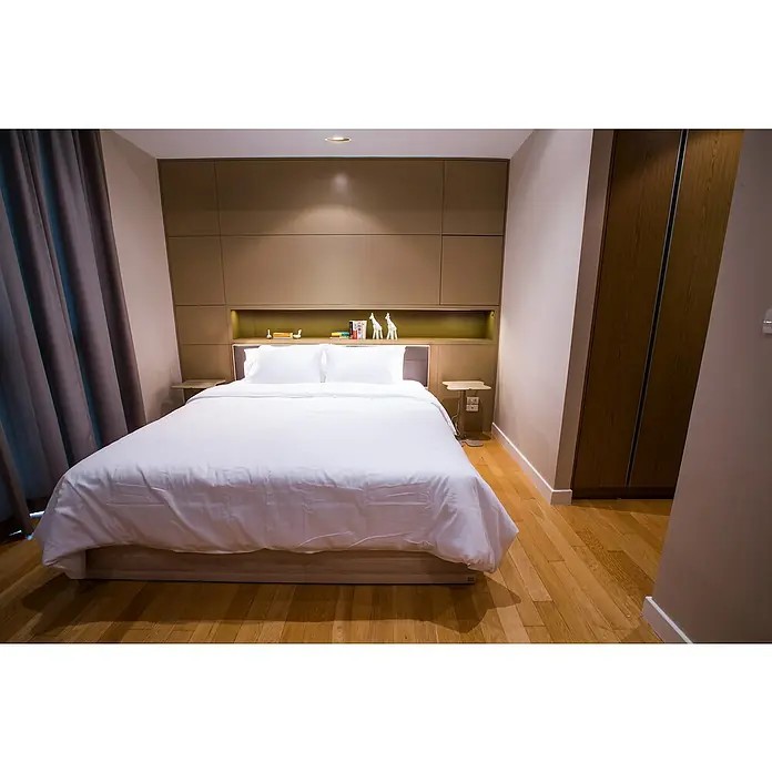 Alverlamp Downlight LED empotrable - 12 W, Diámetro: 10,5 cm, Blanco neutro, Blanco - Amplio dormitorio con una cama grande con ropa de cama blanca y un ambiente acogedor. La decoración es moderna y elegante.