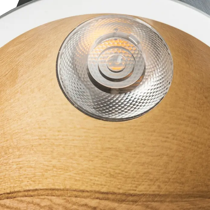 Alverlamp Downlight LED empotrable - 12 W, Diámetro: 10,5 cm, Blanco neutro, Blanco - Primer plano de una lámpara de techo de madera con foco LED. La lámpara tiene un brillo cálido y una textura interesante.