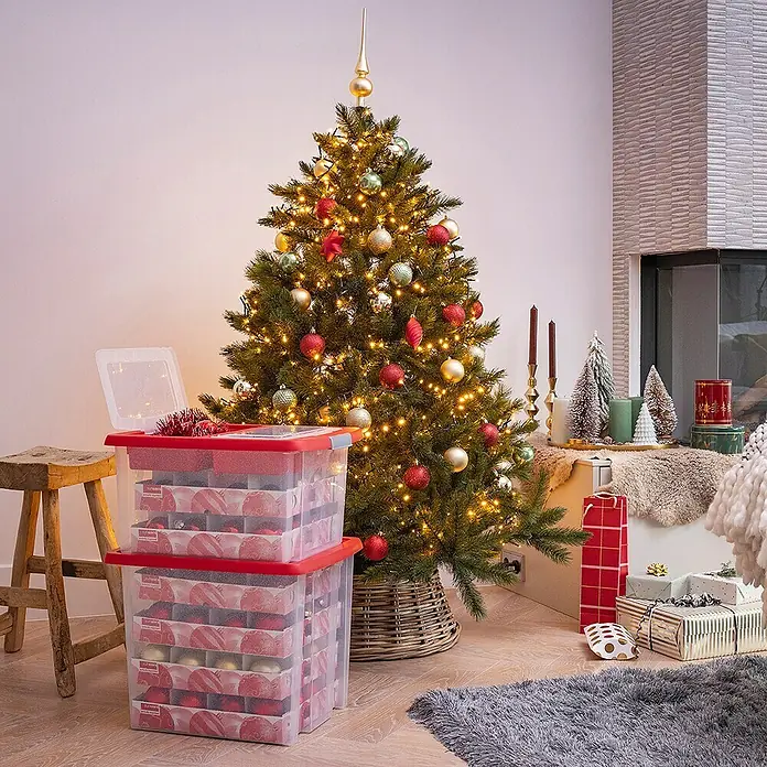 Sunware Aufbewahrungsbox Nesta für Weihnachtskugeln - Passend für: 64 Christbaumkugeln ( Ø 70 - 80 mm), L x B x H: 46 x 36,5 x 36,5 cm, Kunststoff, Transparent, Farbe Deckel: Rot - Das Bild zeigt zwei transparente Aufbewahrungsboxen mit rotem Deckel, gefüllt mit Weihnachtsbaumschmuck, vor einem festlich geschmückten Weihnachtsbaum.