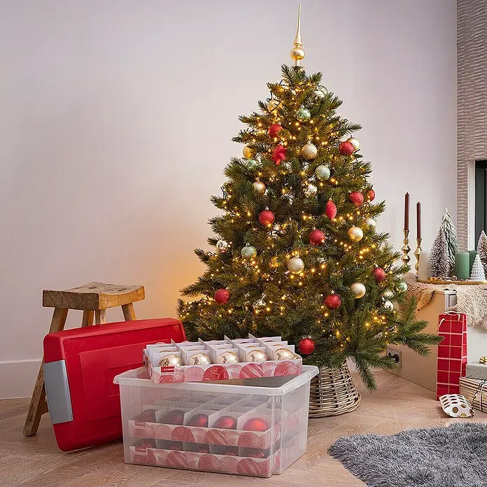 Sunware Aufbewahrungsbox Nesta für Weihnachtskugeln - Passend für: 60 Christbaumkugeln (Ø 70 - 80 mm), L x B x H: 61,5 x 33 x 40,5 cm, Kunststoff, Transparent - Weihnachtsdeko-Szene mit geschmücktem Baum, Aufbewahrungsboxen für Kugeln und festlichen Elementen im Raum.