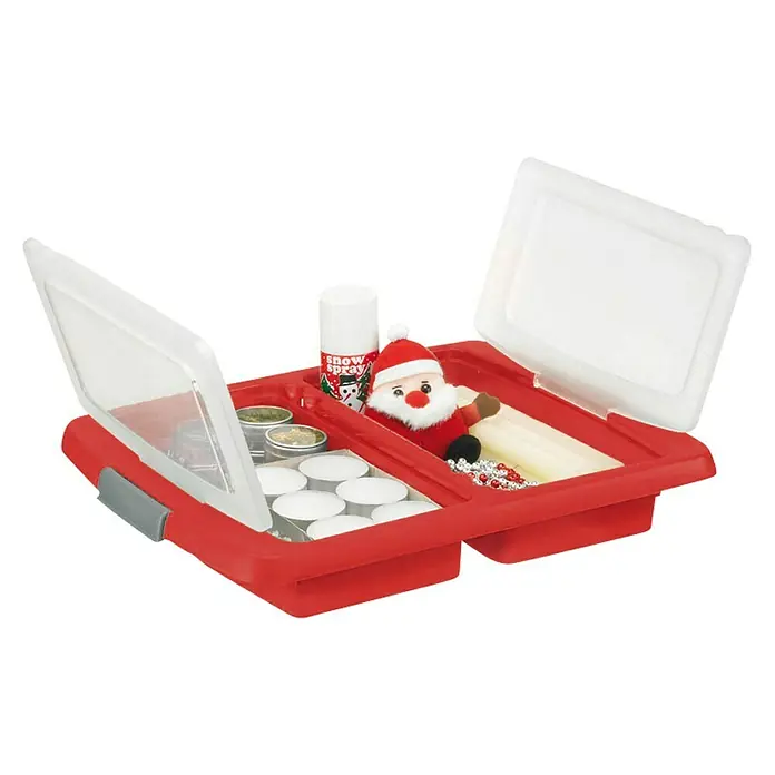 Sunware Aufbewahrungsbox Nesta für Weihnachtskugeln - Passend für: 48 Christbaumkugeln ( Ø 70 - 80 mm), L x B x H: 48 x 36,5 x 36,5 cm, Kunststoff, Transparent - Ein roter Bastelcontainer mit transparentem Deckel, gefüllt mit Bastelutensilien wie Kerzen, Schneespray, Kugeln und einer Santa Figur.