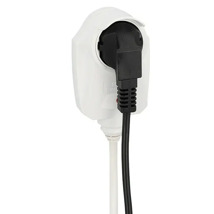 Verlängerungskabel PowerSplit5 m, Weiß, IP20, H05VV-F - Nahaufnahme eines Steckdosenadapters mit einem eingesteckten schwarzen Stromkabel vor schwarzem Hintergrund.