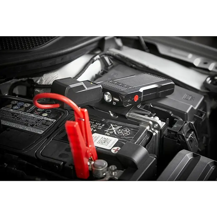 Cartrend Energiestation mi Starthilfe Jump-Starter - Spannung: 12 V - Eine Autobatterie wird mit einem Starthilfegerät überbrückt, wobei rote Klemmen an den Polen befestigt sind.