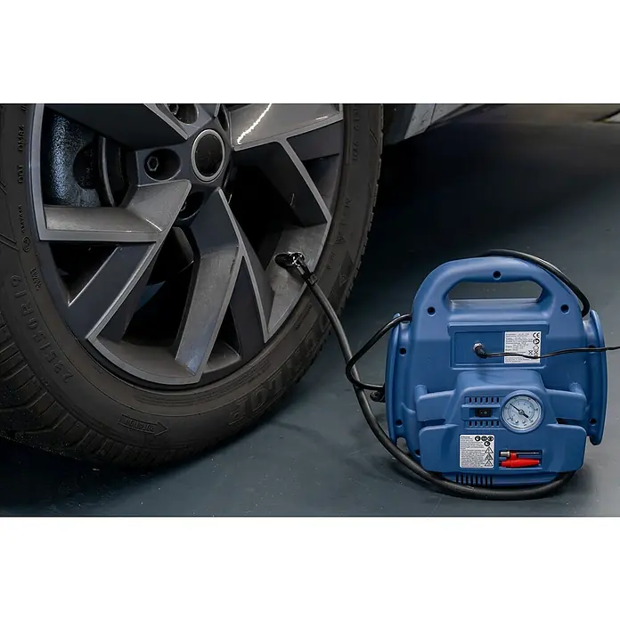 Cartrend Energiestation - 12 V, 7 bar - Eine blaue, tragbare Luftpumpe pumpt einen Reifen auf. Praktisch für unterwegs und schnelle Hilfe bei Druckverlust.