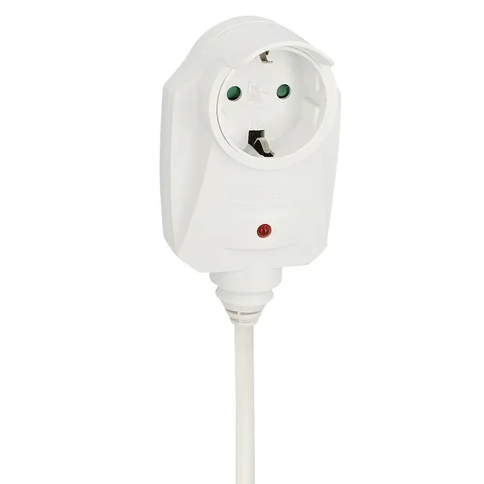 Verlängerungskabel PowerSplit5 m, Weiß, IP20, H05VV-F - Nahaufnahme eines weißen Schutzkontaktsteckers mit roter LED-Anzeige und weißem Kabel auf schwarzem Hintergrund.