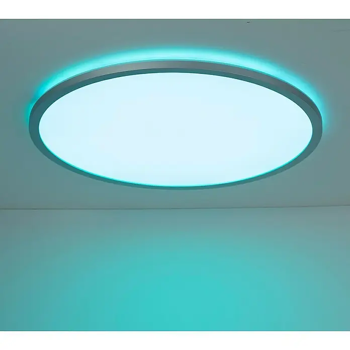 Brilliant LED-Deckenleuchte rund Tanida - 46 W, Ø x H: 57 x 3,2 cm, Silber, RGBW - Eine runde LED-Deckenleuchte mit einem silbernen Rahmen und blauer Hintergrundbeleuchtung, die ein modernes und energieeffizientes Beleuchtungselement darstellt.
