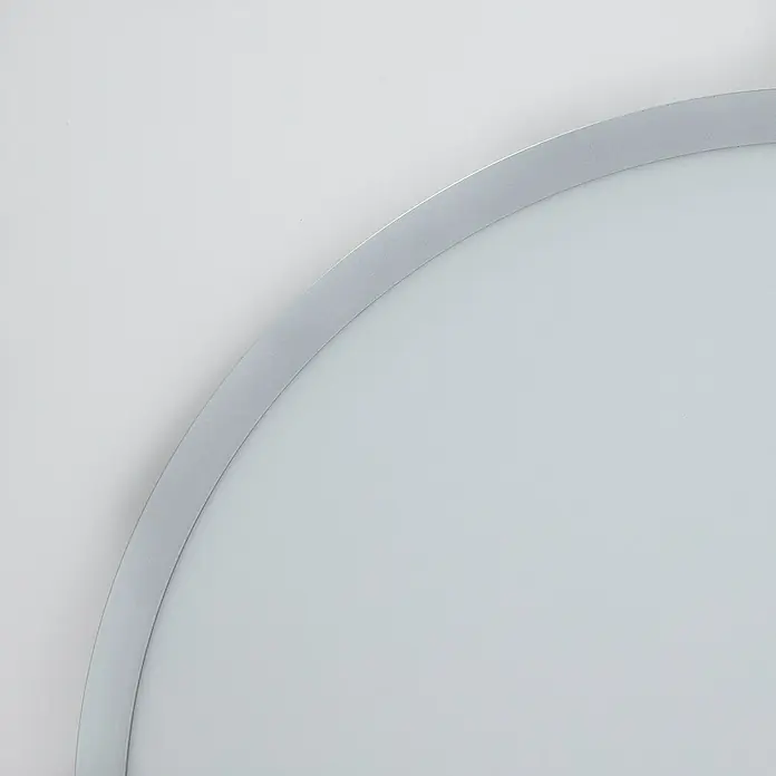 Brilliant LED-Deckenleuchte rund Tanida - 46 W, Ø x H: 57 x 3,2 cm, Silber, RGBW - Nahaufnahme einer runden, flachen LED-Deckenleuchte mit silbernem Rahmen, ideal für moderne Wohnräume und Büros.