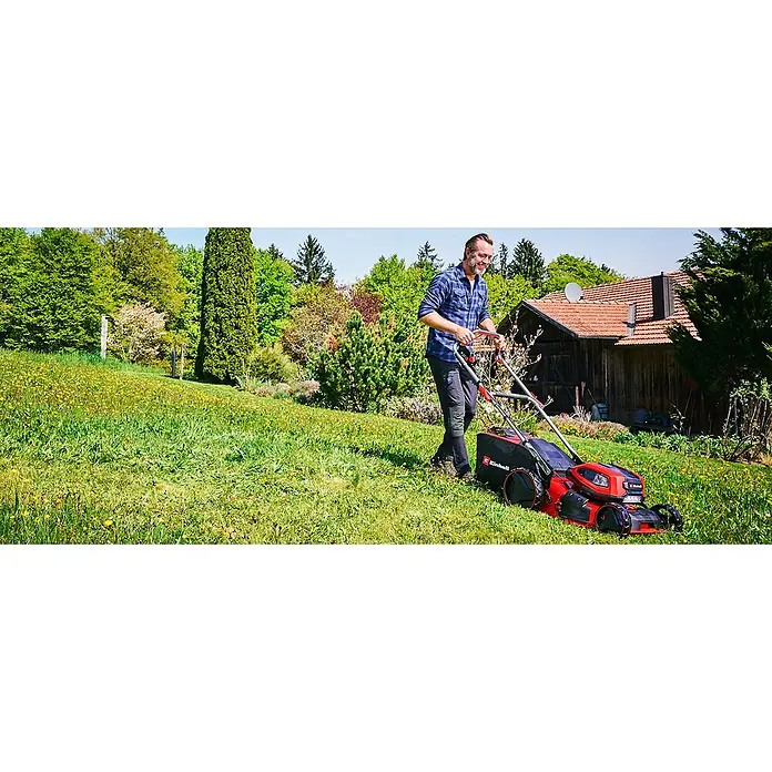 Einhell Professional Akku-Rasenmäher GP-CM 36/47 S HW Li - 36 V, 4 Akkus, 4 Ah, Schnittbreite: 47 cm - Mann mäht Rasen mit einem roten Einhell Rasenmäher in einem grünen Garten.