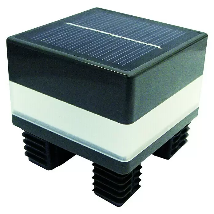 T & J Pfostenkappe Gotland - 68 x 68 mm - Quadratische Solarleuchte mit Solarpanel oben, weißem Leuchtbereich und schwarzen Rippenfüßen.