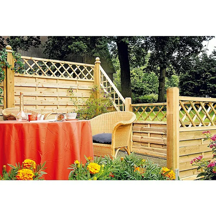 T & J Sichtschutzelement Maxi Massiv - 180 x 90 cm, Holz, Mit Ornament-Gitter, KDI Grün - Gartenzaun aus Holz mit Tisch und Stühlen im Garten.