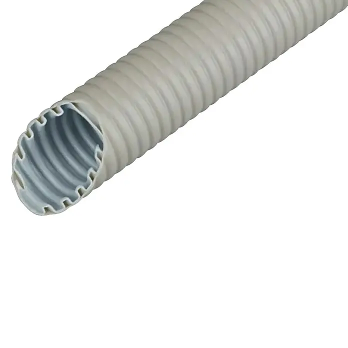 Fränkische Flexrohr FFKuS-EM-F 32 Highspeed - Beton, Länge: 25 m, Kunststoff, 750 N, Grau, 32 mm - Nahaufnahme eines grauen, flexiblen Kunststoffrohrs mit gewellter Oberfläche vor schwarzem Hintergrund.