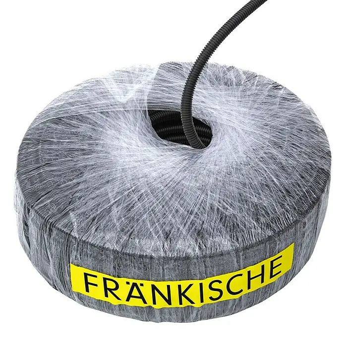 Fränkische Flexrohr FBY-EL-F 32 - EN 32, Länge: 50 m, Kunststoff, 320 N, Schwarz - Eine Rolle schwarzes, flexibles FRANKISCHE Elektroinstallationsrohr, umwickelt mit transparenter Folie und gelbem Etikett.
