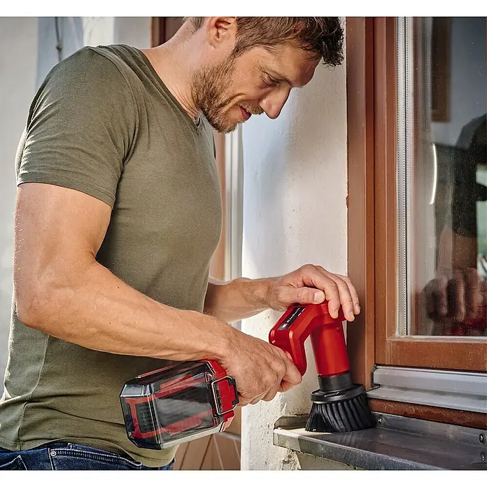 Einhell Power X-Change 18V Akku-Reinigungsbürste Picobella 18/90 - 18 V, Ohne Akku - Mann reinigt Fensterrahmen mit einer Einhell Akku-Reinigungsbürste.