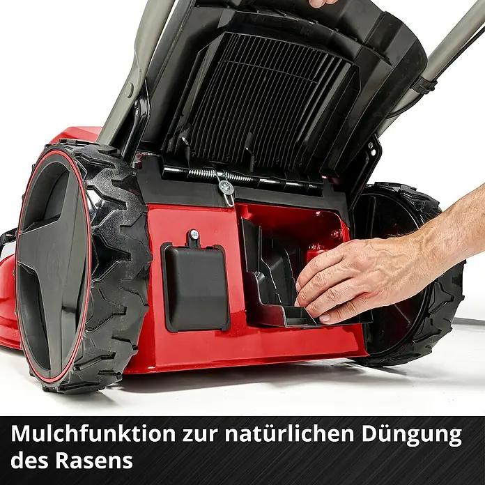 Einhell Professional Akku-Rasenmäher GP-CM 36/52 S Li BL - 36 V, 4 Akkus, 5,2 Ah, Schnittbreite: 52 cm - Nahaufnahme eines Rasenmähers in Rot und Schwarz, der für Mulchfunktionen zur natürlichen Düngung des Rasens verwendet wird.