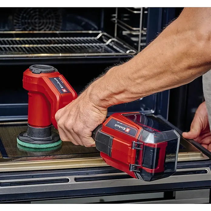 Einhell Power X-Change 18V Akku-Reinigungsbürste Picobella 18/90 - 18 V, Ohne Akku - Ein Akku-betriebener Einhell Reinigungshelfer im Einsatz, um eine Ofenform zu säubern. Praktisch und kabellos für den Haushalt.