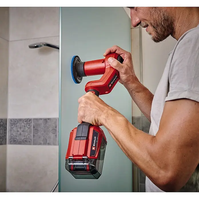 Einhell Power X-Change 18V Akku-Reinigungsbürste Picobella 18/90 - 18 V, Ohne Akku - Ein Mann benutzt einen Einhell Akku-Reiniger, um eine Duschwand zu reinigen.