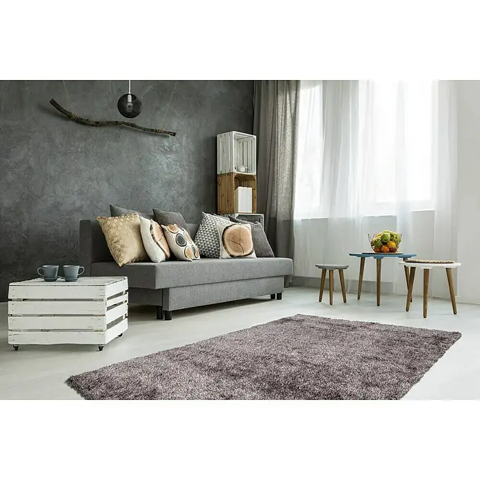 Kayoom Hochflorteppich Diamond - Champagner, 230 x 160 cm, 100 % Polyester - Wohnzimmer mit grauem Sofa, Kissen, Holzkiste als Tisch, Teppich und Beistelltischen. Gemütliches und modernes Ambiente.